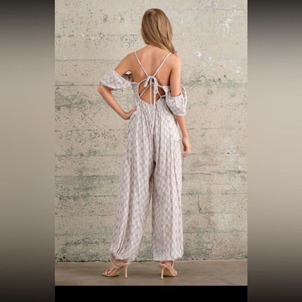 Shop neighbor jumpsuit white and gray straps and neckline on the back NEW - Picture 6 of 8